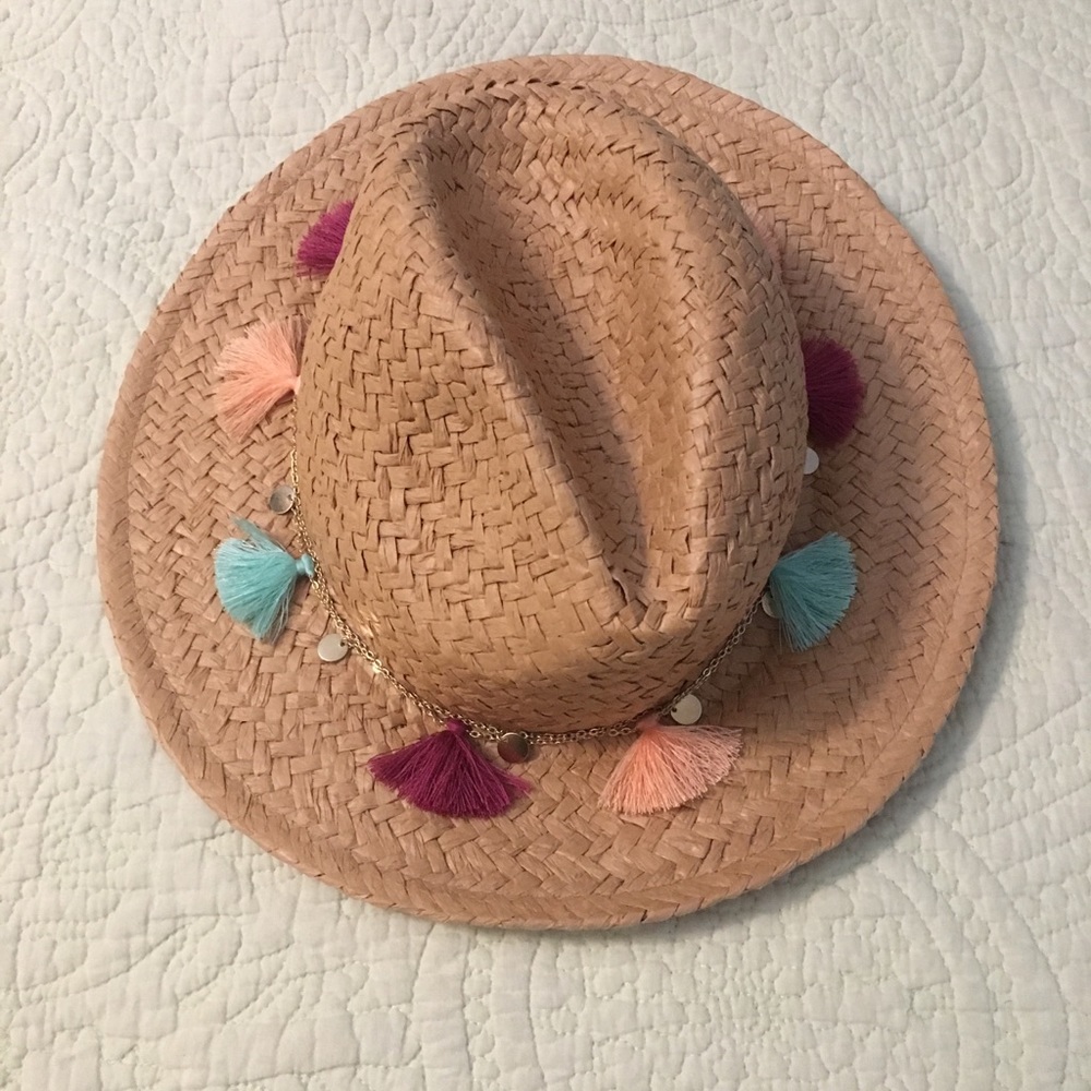 Straw hat with tassels